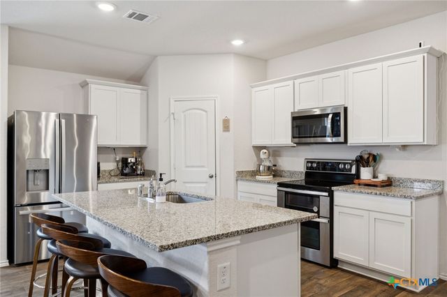 1004 Norway, Seguin, TX 78155