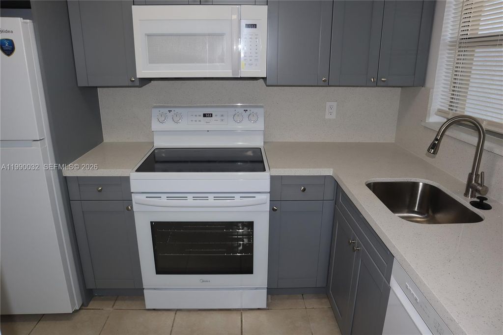 8500 Sunrise Lakes Blvd 111, Sunrise, FL 33322