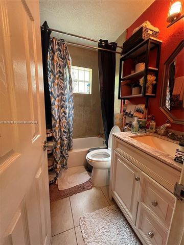 800 NW 176th Ter, Miami Gardens, FL 33169