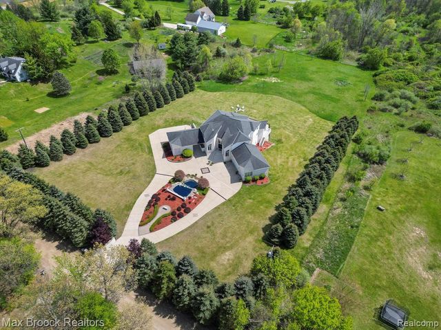 906 Yule Road, Leonard, MI 48367