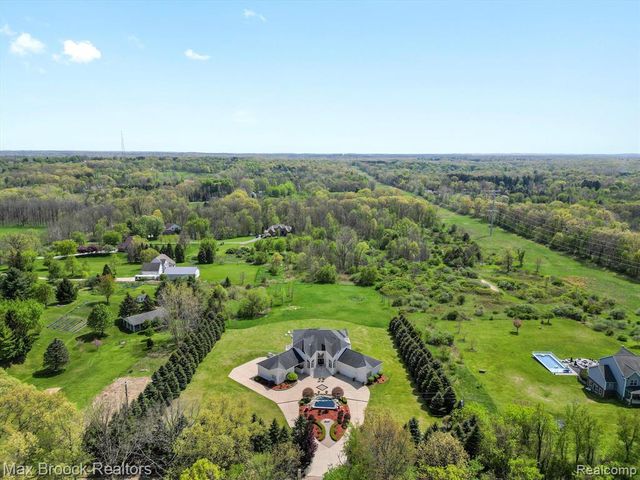 906 Yule Road, Leonard, MI 48367