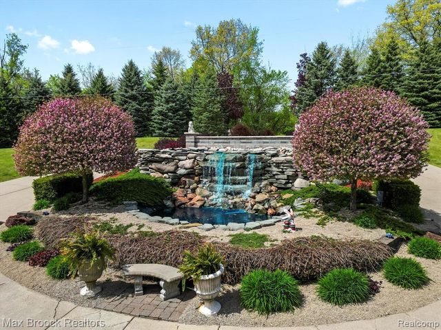 906 Yule Road, Leonard, MI 48367