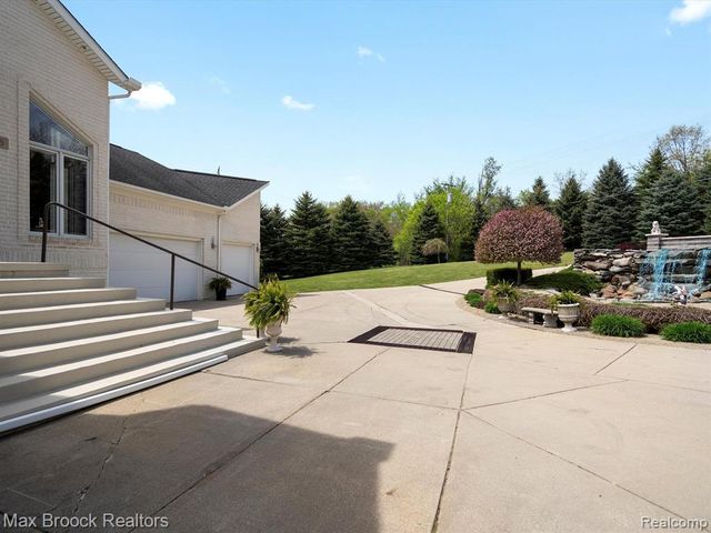 906 Yule Road, Leonard, MI 48367