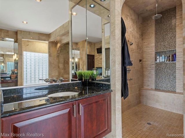 906 Yule Road, Leonard, MI 48367