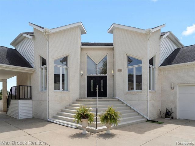 906 Yule Road, Leonard, MI 48367