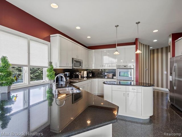 906 Yule Road, Leonard, MI 48367