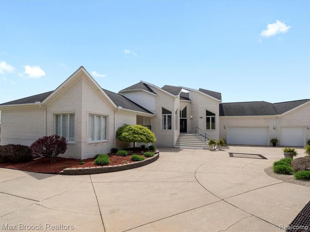 906 Yule Road, Leonard, MI 48367