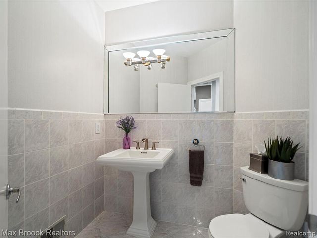 906 Yule Road, Leonard, MI 48367