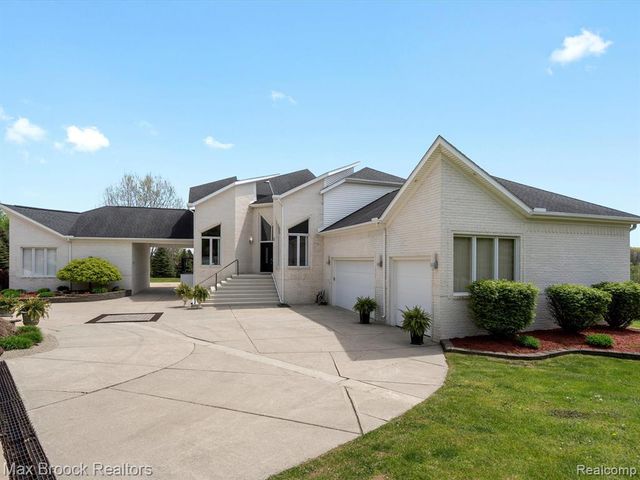 906 Yule Road, Leonard, MI 48367