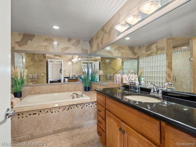 906 Yule Road, Leonard, MI 48367