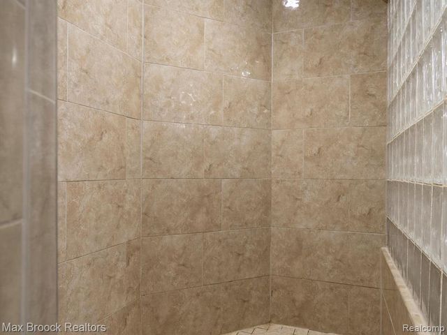 906 Yule Road, Leonard, MI 48367