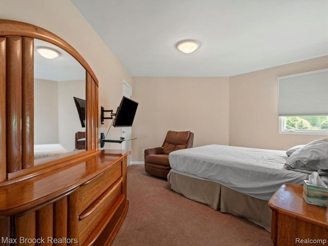 906 Yule Road, Leonard, MI 48367