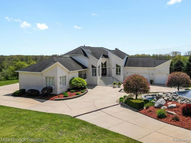 906 Yule Road, Leonard, MI 48367