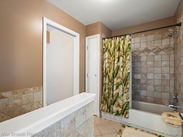 906 Yule Road, Leonard, MI 48367