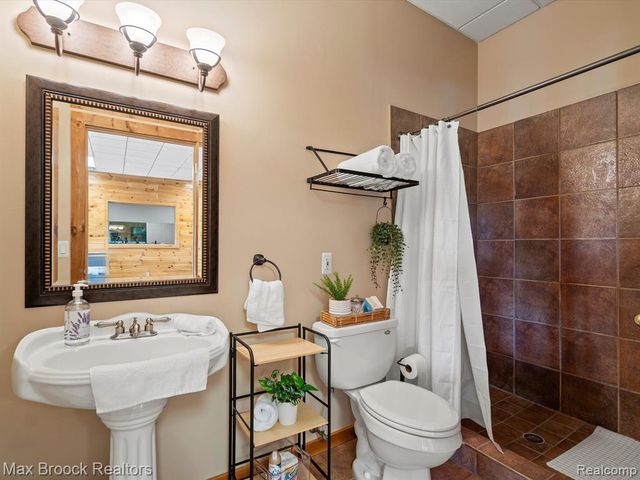 906 Yule Road, Leonard, MI 48367