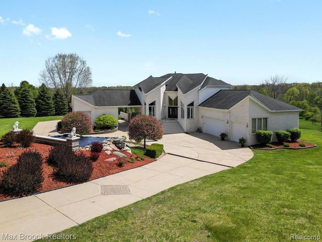 906 Yule Road, Leonard, MI 48367