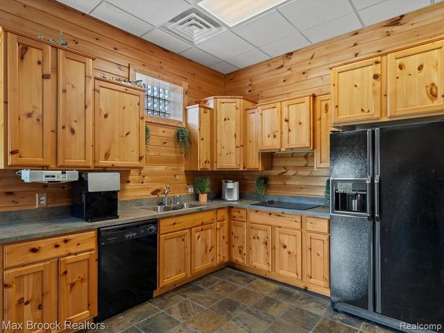 906 Yule Road, Leonard, MI 48367