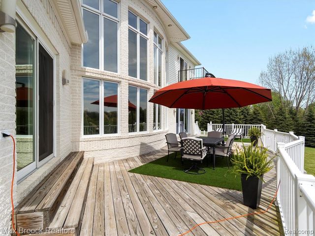 906 Yule Road, Leonard, MI 48367