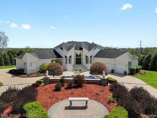 906 Yule Road, Leonard, MI 48367