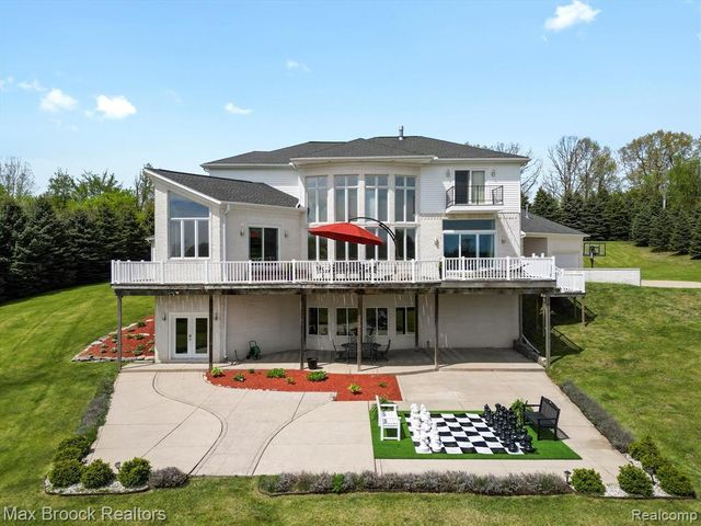 906 Yule Road, Leonard, MI 48367