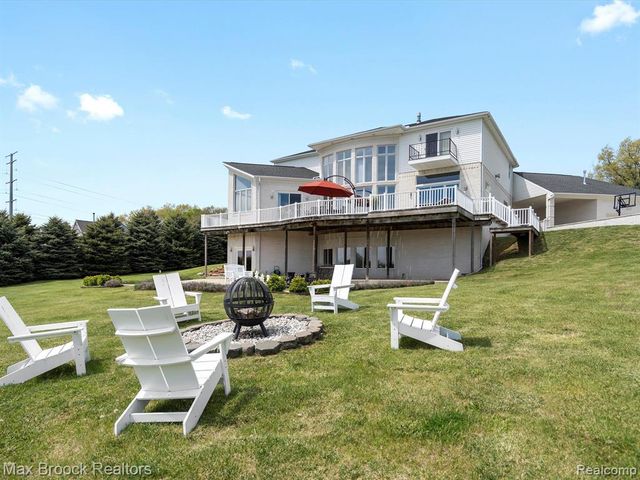 906 Yule Road, Leonard, MI 48367