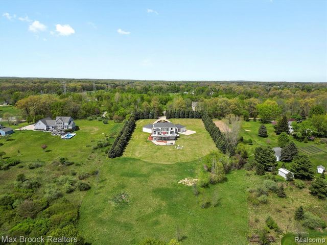 906 Yule Road, Leonard, MI 48367