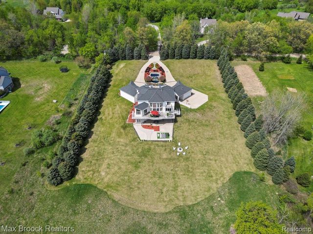 906 Yule Road, Leonard, MI 48367