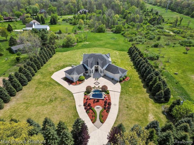 906 Yule Road, Leonard, MI 48367