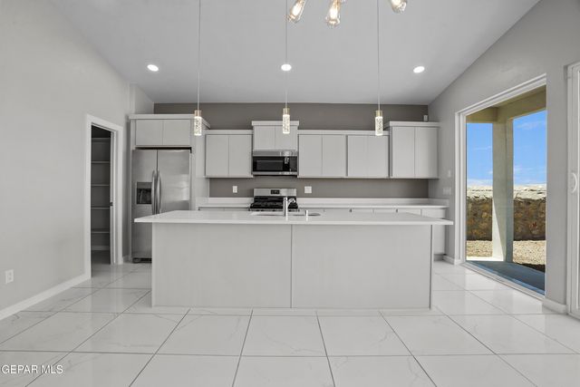 465 SANTIAGO MUNOS Street, Vinton, TX 79821