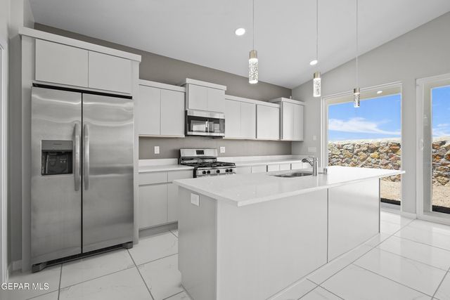 465 SANTIAGO MUNOS Street, Vinton, TX 79821