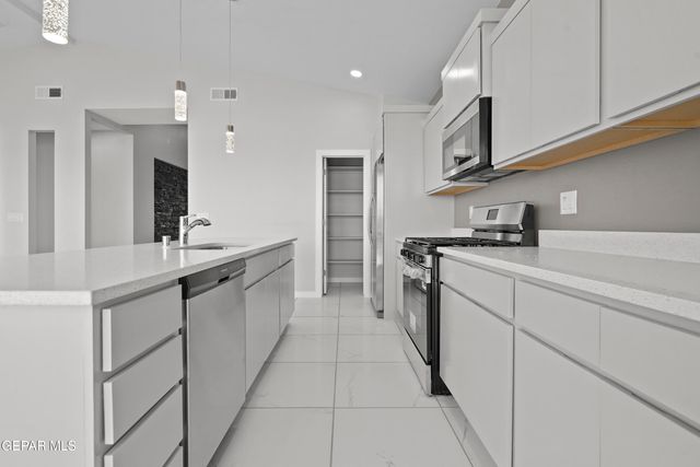 465 SANTIAGO MUNOS Street, Vinton, TX 79821