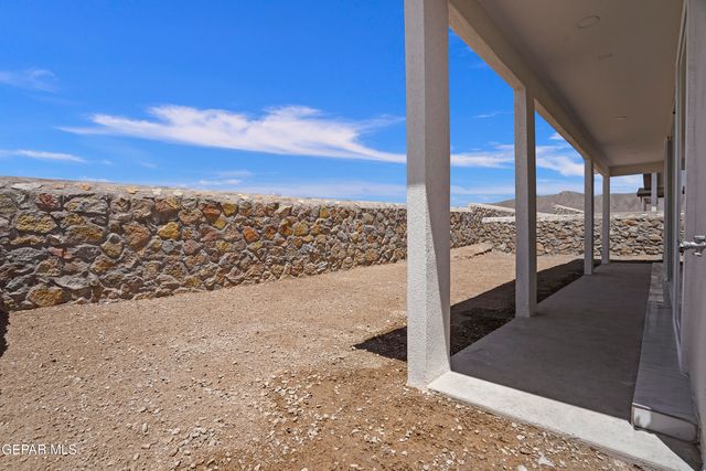 465 SANTIAGO MUNOS Street, Vinton, TX 79821