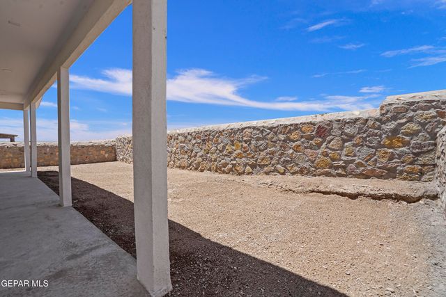 465 SANTIAGO MUNOS Street, Vinton, TX 79821