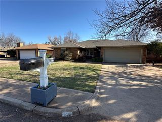 1212 Val Genes Road, Edmond, OK 73003