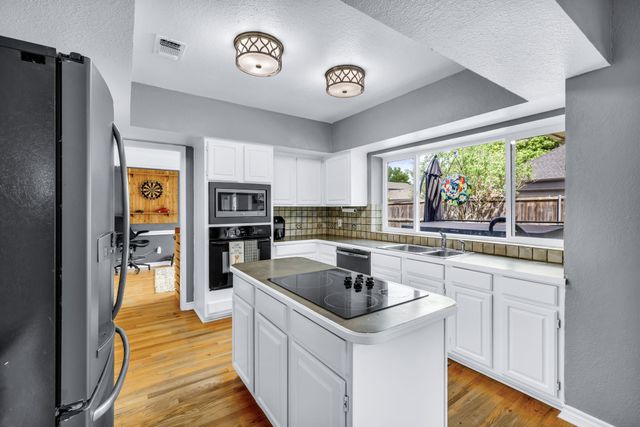 720 Bridget Way, Hurst, TX 76054