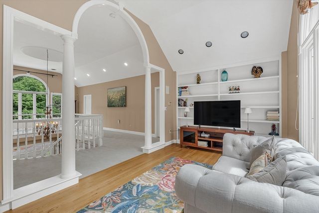 784 Strawberry Hill Rd, Concord, MA 01742
