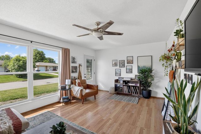 576 Pioneer Road, Waterloo, IA 50701