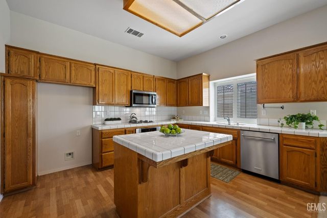 10716 Rising Sun Drive, Bakersfield, CA 93312