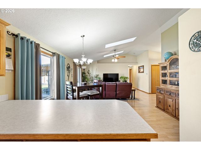 573 CRESWOOD Dr, Creswell, OR 97426