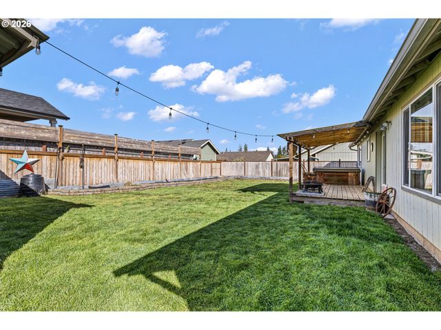 573 CRESWOOD Dr, Creswell, OR 97426