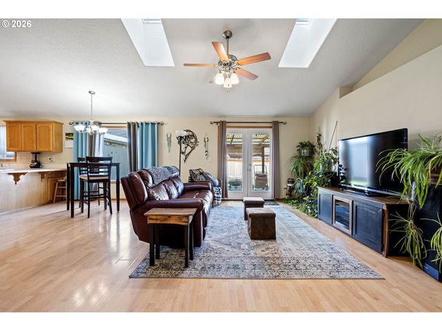 573 CRESWOOD Dr, Creswell, OR 97426