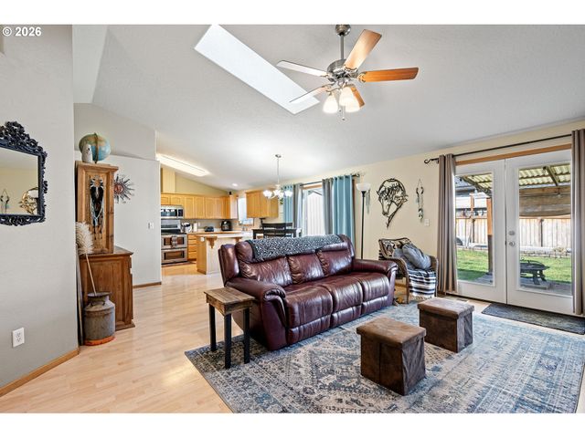 573 CRESWOOD Dr, Creswell, OR 97426