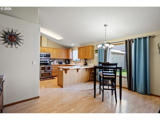 573 CRESWOOD Dr, Creswell, OR 97426