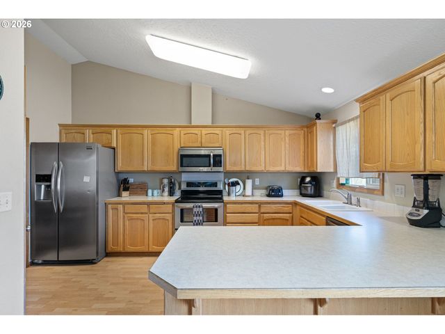 573 CRESWOOD Dr, Creswell, OR 97426