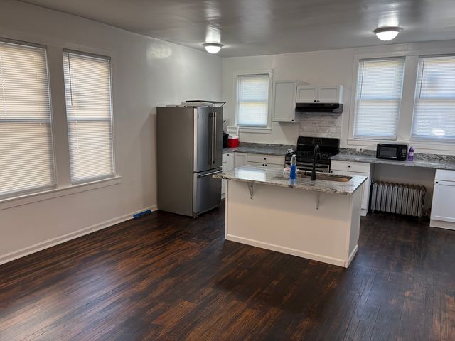 811 N Harlem Avenue 2N, Oak Park, IL 60302