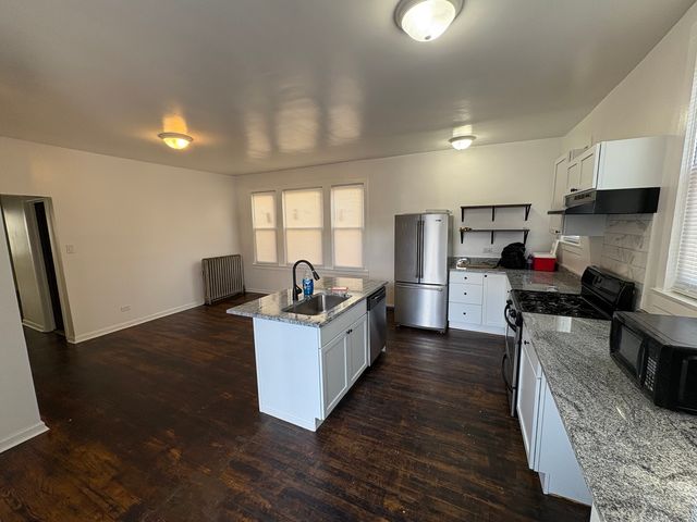 811 N Harlem Avenue 2N, Oak Park, IL 60302