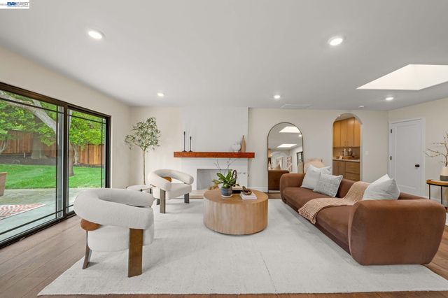 2883 Bowling Green Dr, Walnut Creek, CA 94598