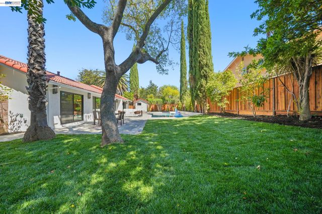 2883 Bowling Green Dr, Walnut Creek, CA 94598