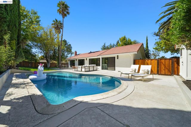 2883 Bowling Green Dr, Walnut Creek, CA 94598