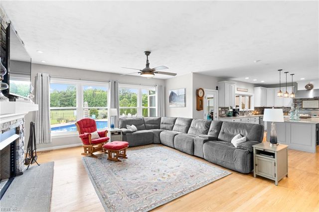 2104 Hickory Forest Dr, Chesapeake, VA 23322